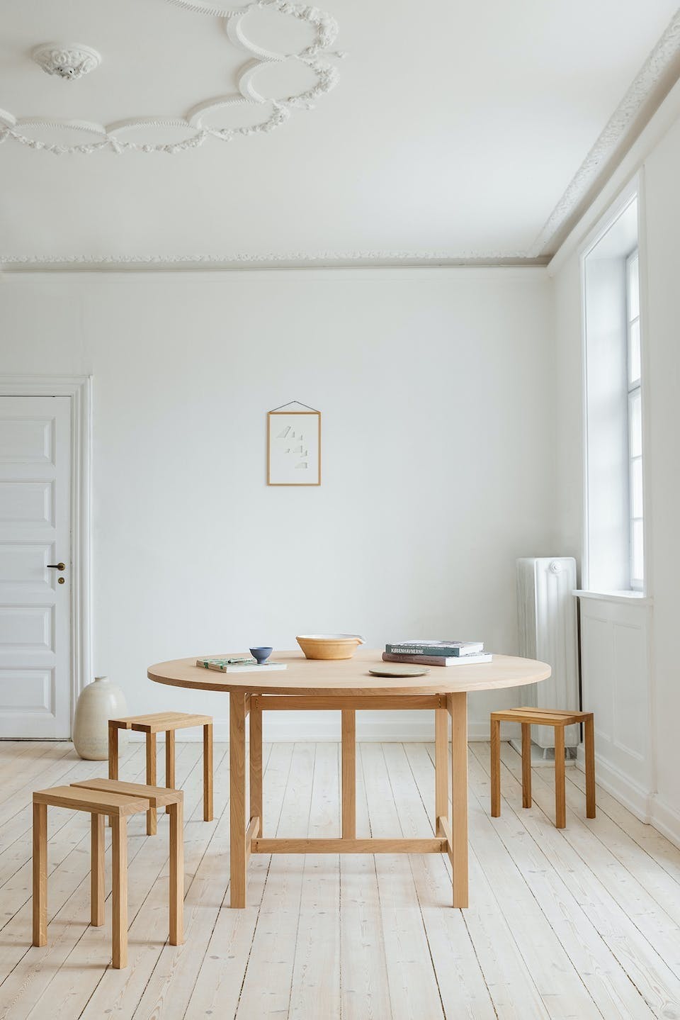 stoler og bord i tre
